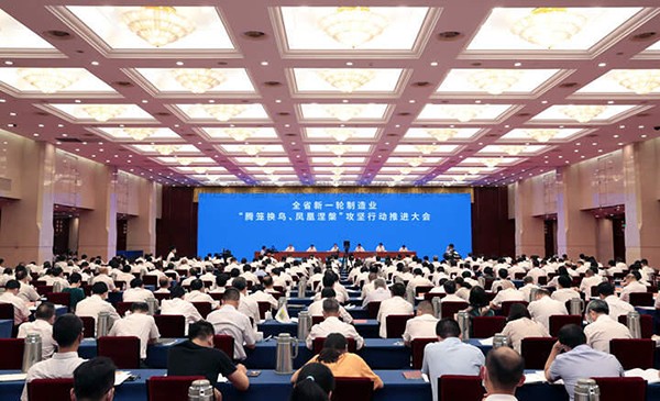 丝瓜污视频作为企业代表参加省制造业“腾笼换鸟、凤凰涅槃”攻坚行动推进大会