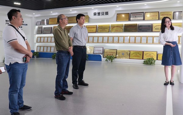 贵州省农业农村厅市场与信息化处处长方雷明莅临丝瓜污视频考察交流