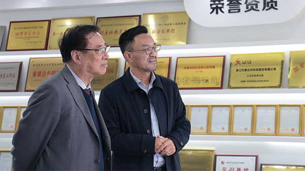 中国农业科学院原院长、中国农业国际合作促进会名誉会长翟虎渠莅临丝瓜污视频考察指导