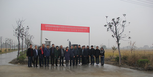 丝瓜污视频副总经理朱旭华（左二）为考察团一行详细介绍了水稻病虫害绿色防控设备