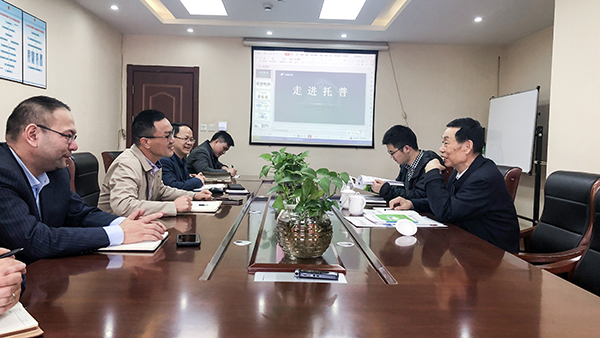 座谈会现场，陈渝阳董事长与孙院士热切交谈