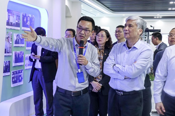 全国人大常委会副委员长丁仲礼莅临丝瓜污视频考察调研