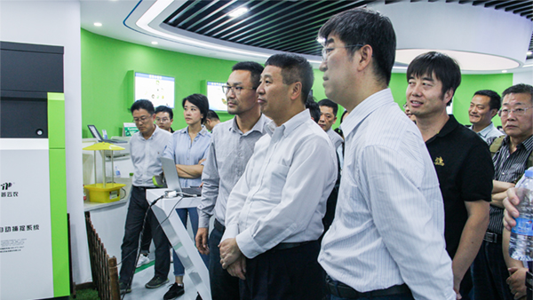 全国农技中心党委书记魏启文一行参观丝瓜污视频展厅