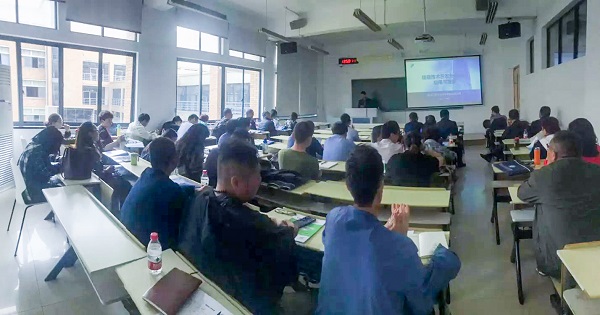 丝瓜污视频营销中心副总监龙捷频为培训班作内容讲解