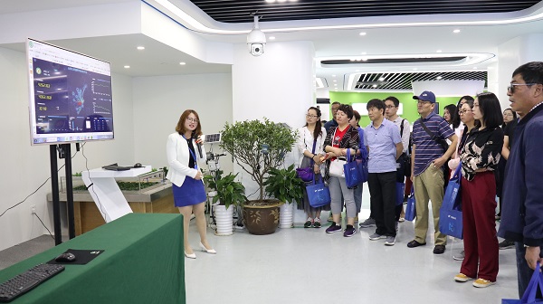 培训班听取丝瓜污视频业务人员讲解产供销一体化模式