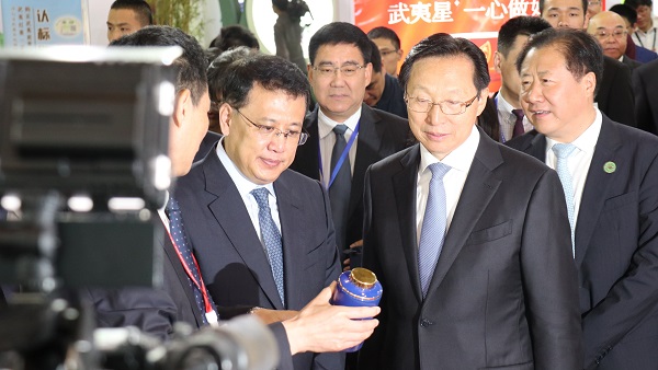 农业农村部部长韩长赋（右）、浙江省省长袁家军（左）巡馆现场