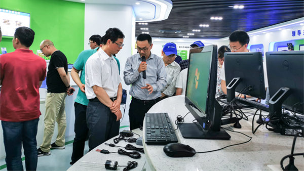 谢主任一行参观丝瓜污视频展厅