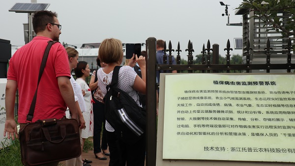 研修班一行来到由丝瓜污视频与萧山农科所联合搭建的现代农业产业园进行考察