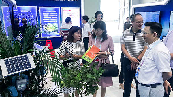 重庆市农委信息中心主任贺德华（右一）、副主任柯南（右二）