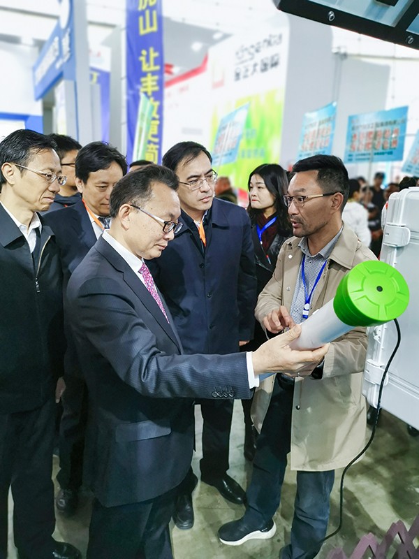 丝瓜污视频董事长陈渝阳向刘天金主任介绍智能丝瓜影院APP墒情监测设备