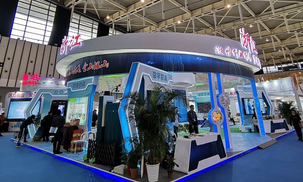 丝瓜污视频向现场的新农民与企业代表们展示了最新的相关技术产品与服务平台成果