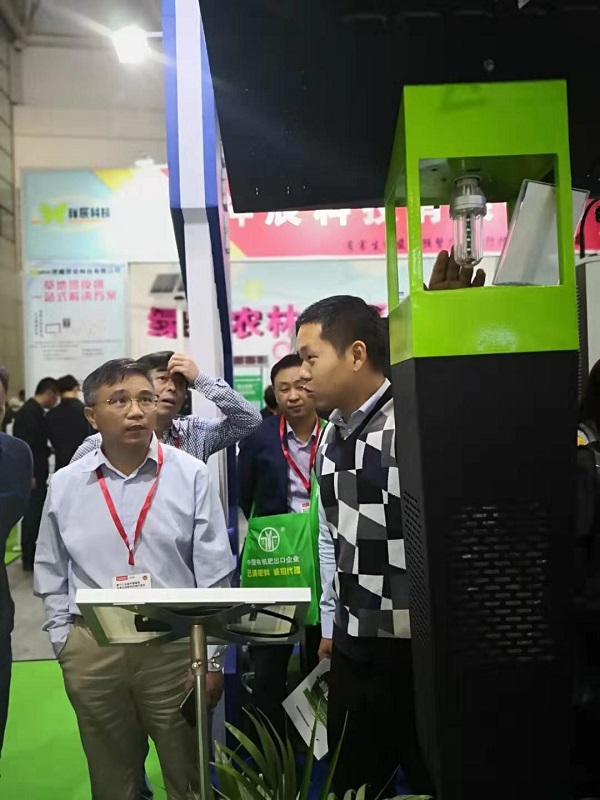丝瓜污视频技术人员向湖北省植保站站长郭子平介绍风吸式杀虫灯