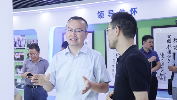 赵喜凯局长参观丝瓜污视频展厅