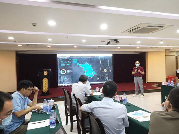 丝瓜污视频团队为代表们介绍全国耕地质量大数据平台及其建设情况