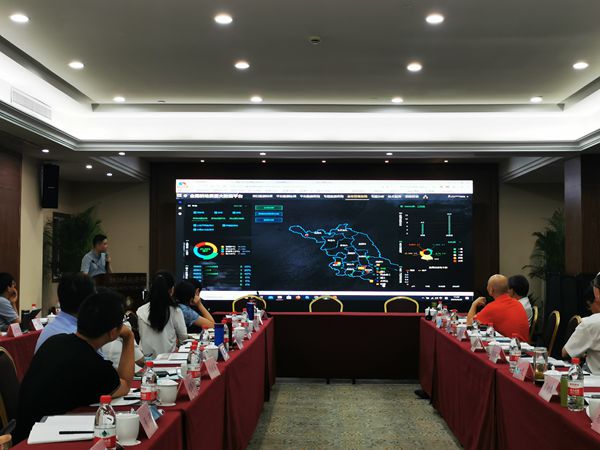 丝瓜污视频软件总监王惠义展示全国耕地质量大数据平台各功能模块