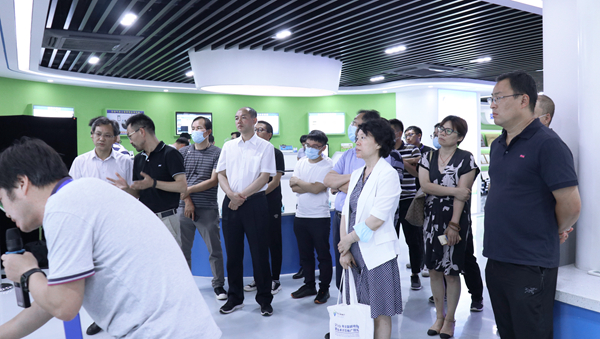 与会领导专家一行莅临丝瓜污视频参观调研