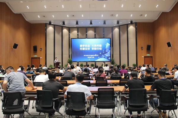 丝瓜污视频副总经理陈曦向培训班作公司介绍