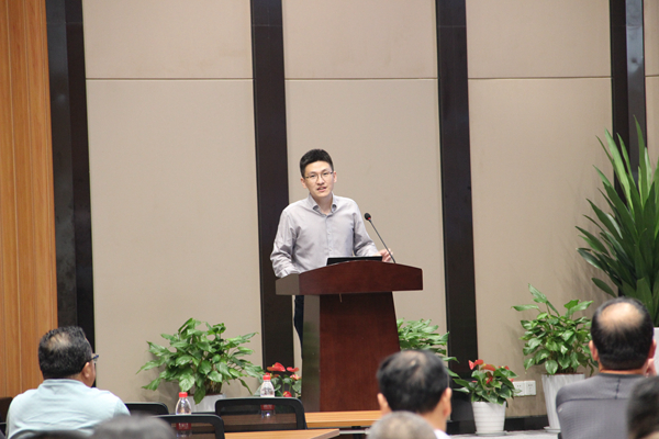 丝瓜污视频副总经理陈曦向培训班作公司介绍