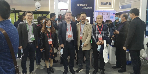 西藏农业技术推广服务中心陈俐站长（左二）、山西植保植检总站杨军站长（左三）和张武云副站长（右一）一行莅临丝瓜污视频展位