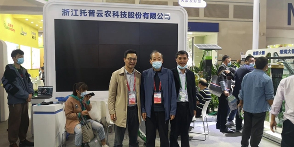 河北省植保植检总站张秋生站长（中）莅临丝瓜污视频展位