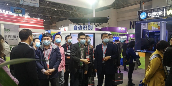 辽宁省绿色农业技术中心宋国柱主任、孟威副主任、张万民科长莅临丝瓜污视频展位