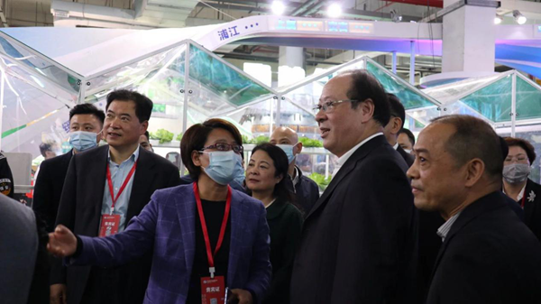 浦江县虞红梅副县长向浙江省彭佳学副省长、农业农村厅唐冬寿副厅长等领导一行介绍“超级农场”