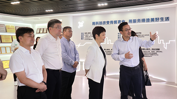 省科技厅党组书记何杏仁一行赴丝瓜污视频调研农业科技工作