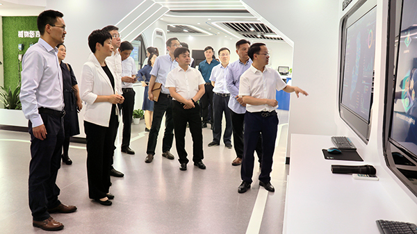 省科技厅党组书记何杏仁一行赴丝瓜污视频调研农业科技工作