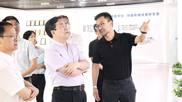 应义斌教授一行参观丝瓜污视频数字三农展厅