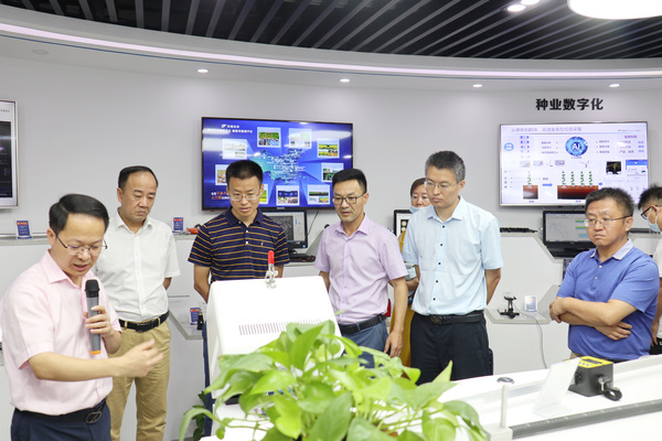 与会专家领导参观丝瓜污视频数字三农展厅