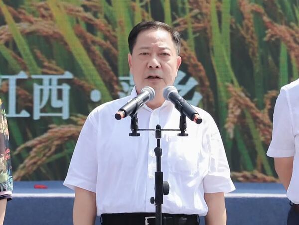 江西省政府党组副书记、副省长殷美根宣布开幕