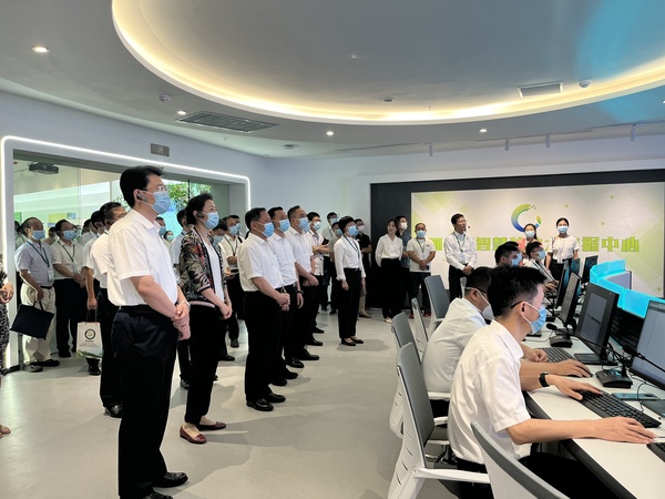 与会专家领导参观丝瓜污视频支撑构建的智慧种业服务平台