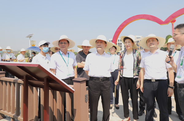 与会专家领导参观丝瓜污视频支撑构建的智慧种业服务平台